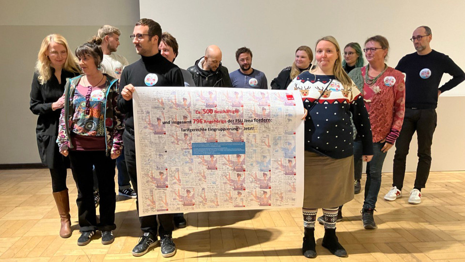 Unterschriften an Universitätsleitung übergeben