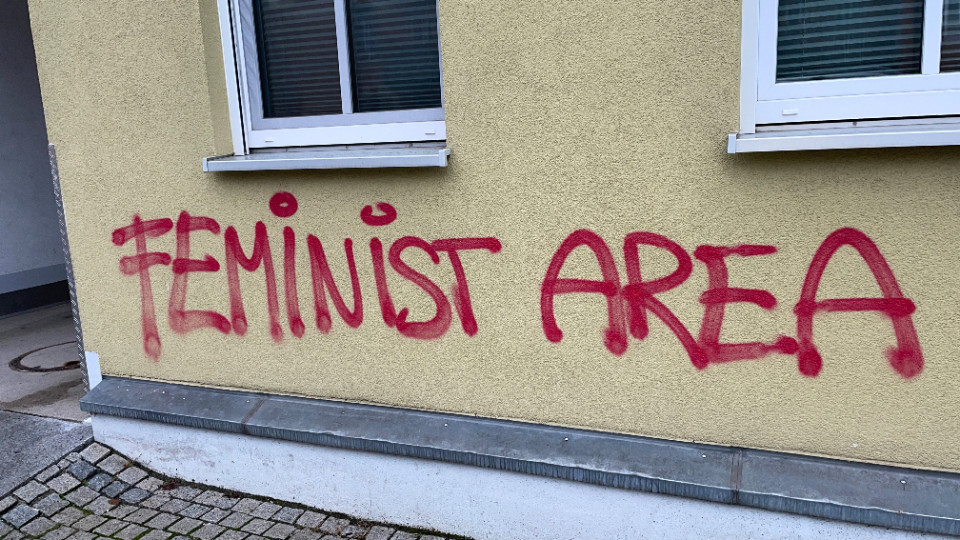Großflächige Graffiti gesprüht