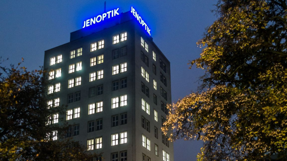 Weihnachtliche „Paare finden“ am Jenoptik-Hochhaus