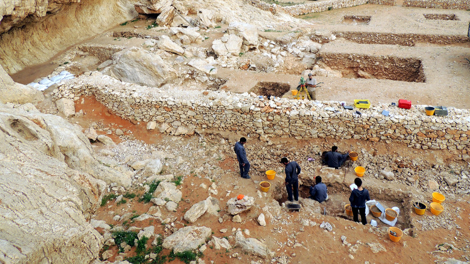 Prähistorische Steinklingen in der Wüste              