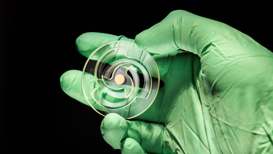 Gravitationswellen mit Glas messen