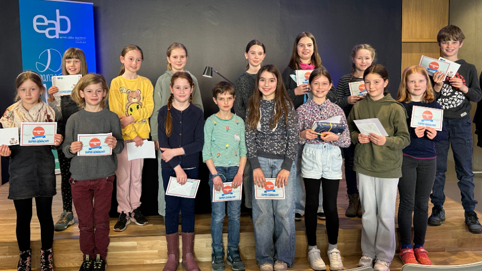 Nadja gewinnt den Vorlesewettbewerb der 4. Klassen