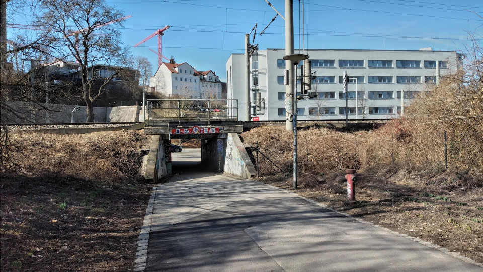 Unterführung ins Paradies gesperrt.