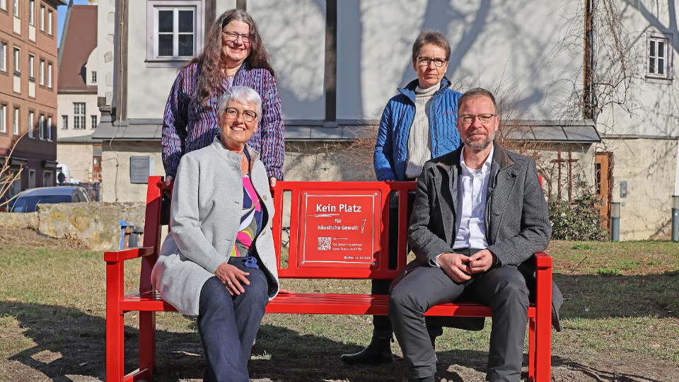 Jena weiht rote Bank ein