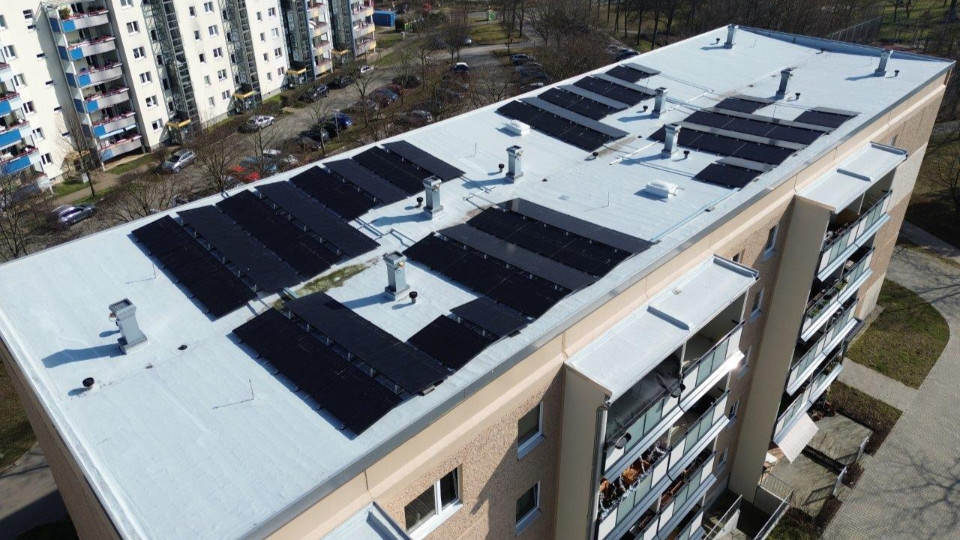 Dachschonend installierte PV-Anlage auf 6-Geschosser am Netz 