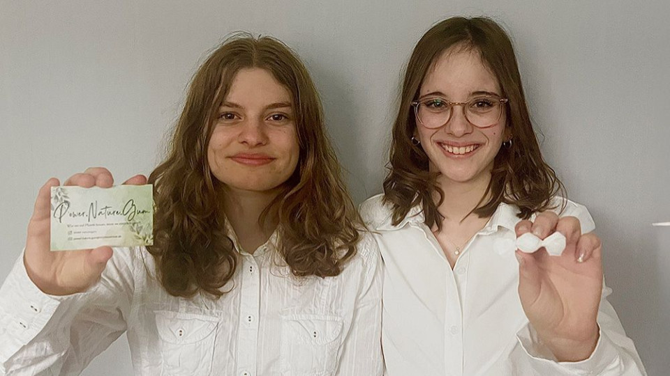 Jenaer Schülerinnen stellen Kaugummi-Idee in Berlin vor