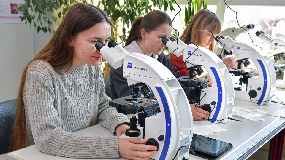 ZEISS-Mikroskope für das Zeiss-Gymnasium