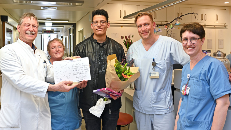 Ehemaliger Frühgeborener Eduard besucht UKJ-Neonatologie