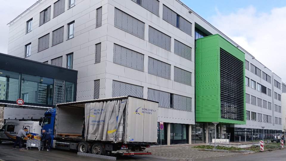 Umzug mit Mikroskop und Zellkultur