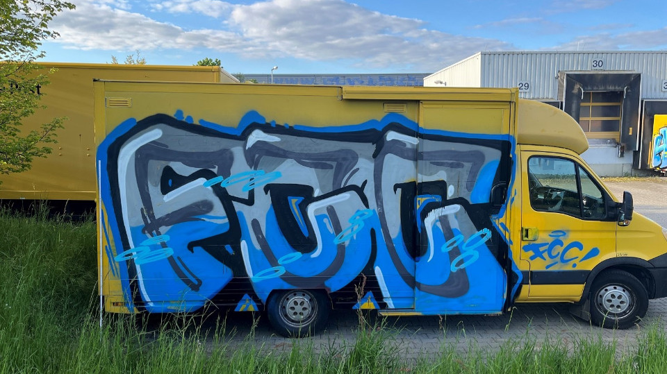 18 Zustellfahrzeuge beschmiert