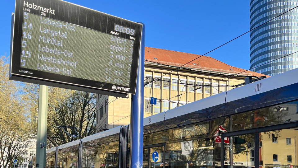 Neue Anzeigesäulen an zehn Haltestellen