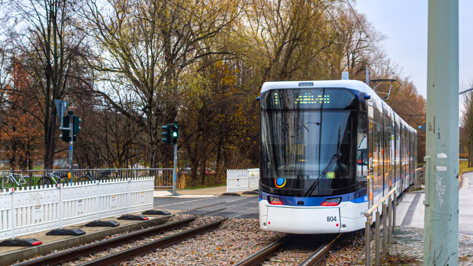 Nächtliche Umleitung der Straßenbahnen in der Oberaue