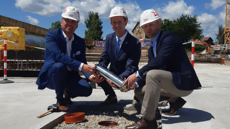 Zeitkapsel im Fundament des neuen Dienstleistungszentrums eingelassen 