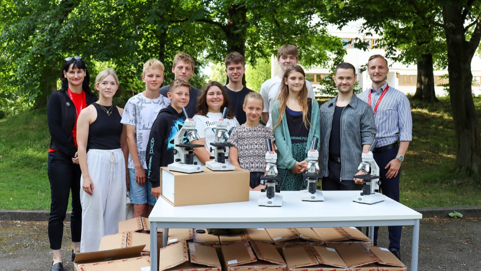 Micro-Hybrid spendet 22 Mikroskope ans Holzland-Gymnasium