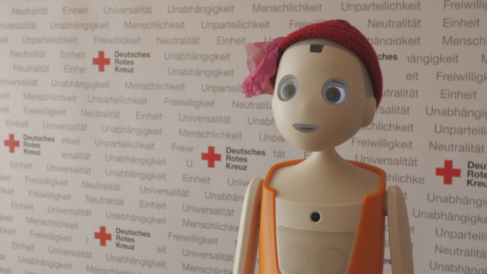 Jubiläum mit „Rosie“ – Seniorenwohlanlage begrüßt Roboter-Mitbewohnerin