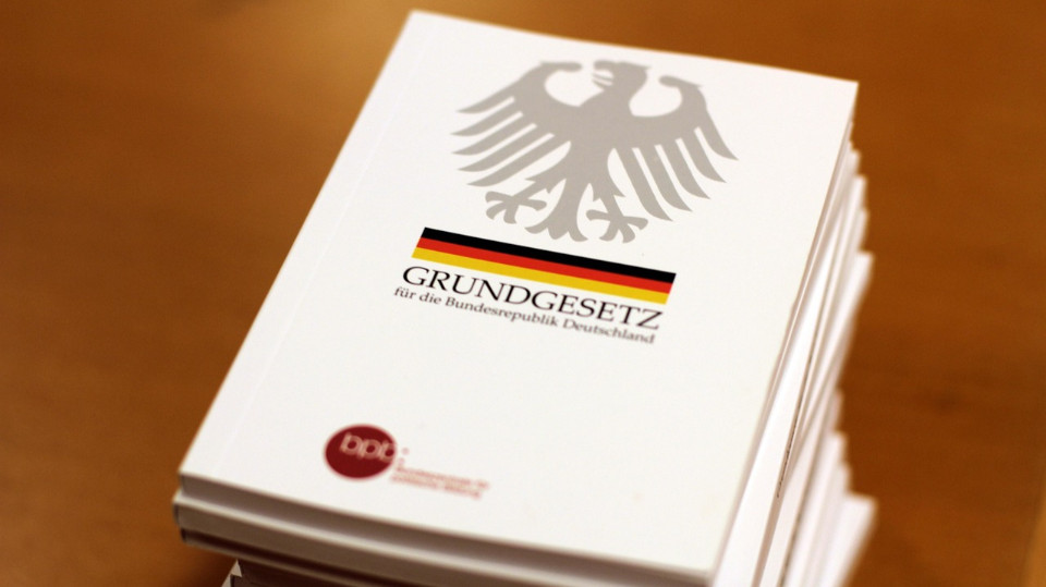 Jugendliche erfahren das Grundgesetz an Schulen