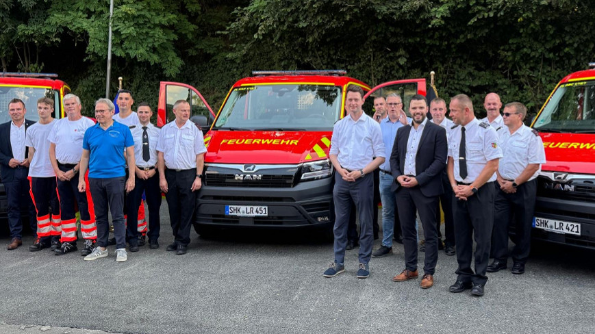 Neue Mannschaftstransportwagen übergeben