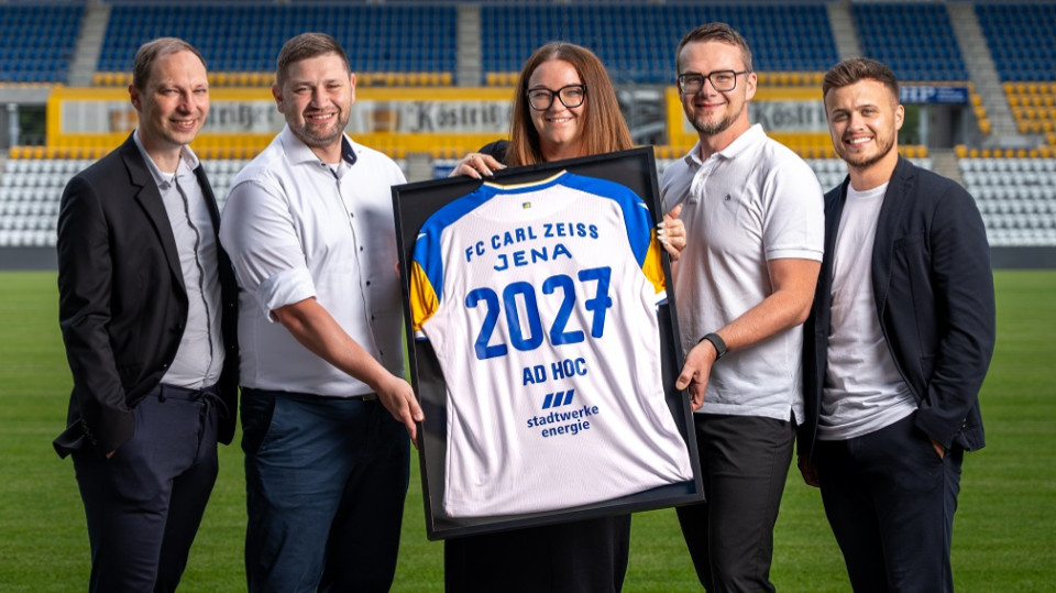 ad hoc wird offizieller Ärmelpartner