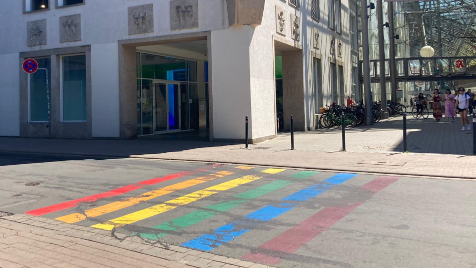 Sachbeschädigung an Regenbogen-Grafik
