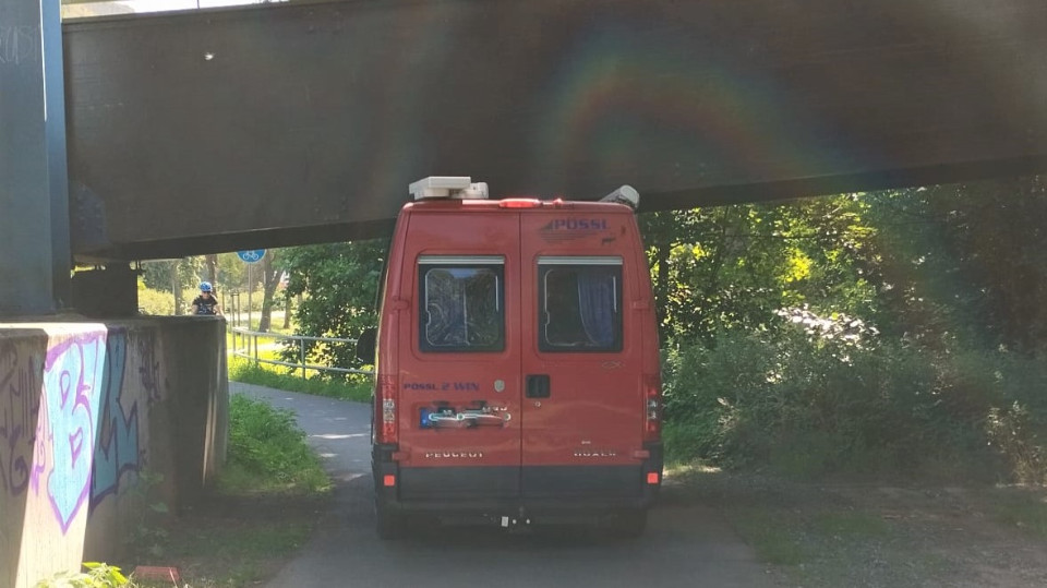 Wohnmobil bleibt unter Fußgängerbrücke hängen