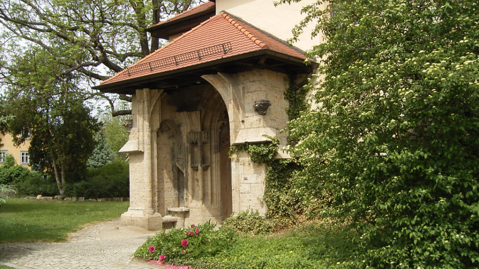 Mülleimer vor Schillerkirche