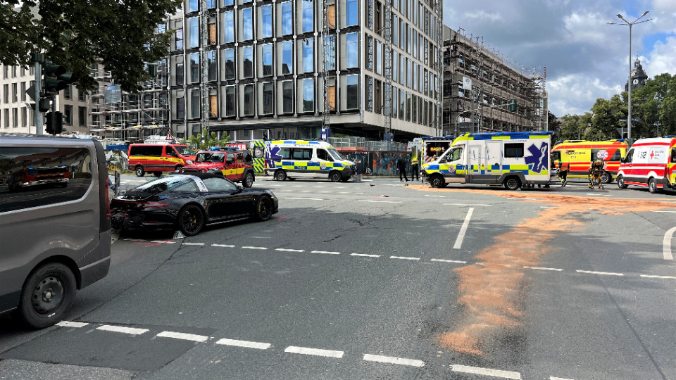 PKW kollidiert mit Rettungswagen auf Einsatzfahrt