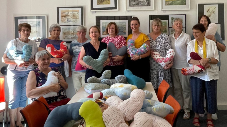 DRK-Nähgruppe spendet 73 Herzkissen