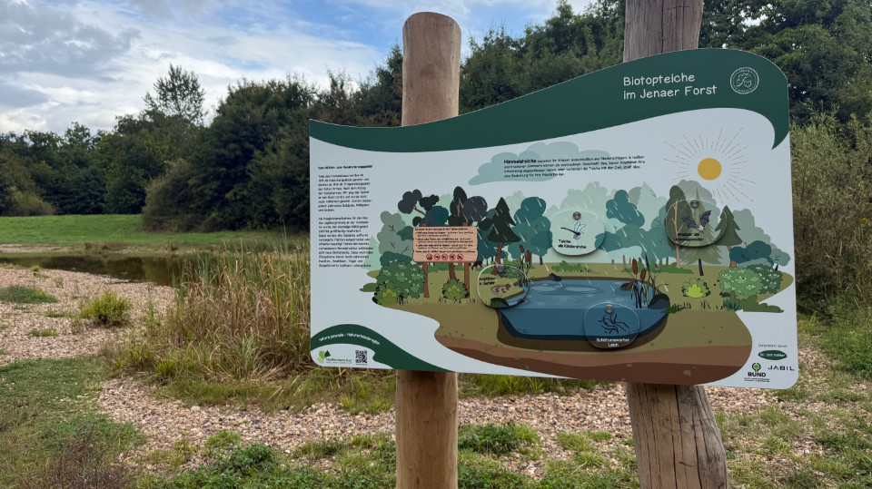 Neue Informationstafel schützt Biotopteiche