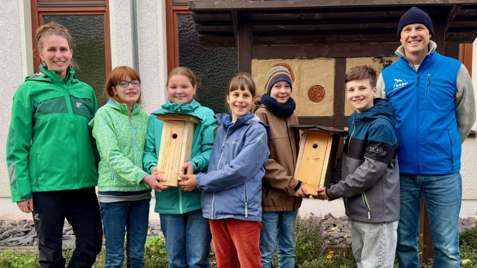 Schüler bauen Nistkästen 