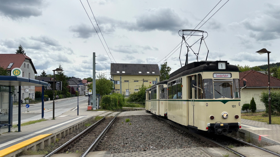 Historische Straßenbahnen rollen durch Jena