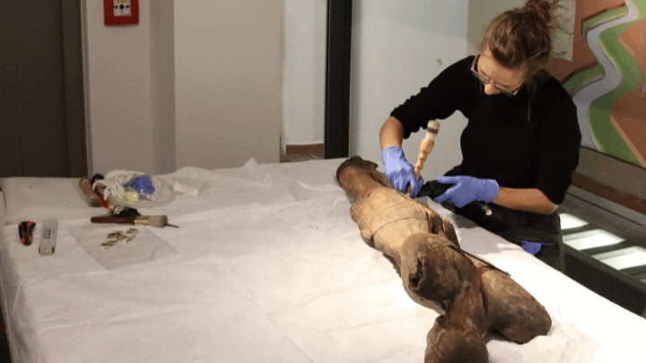 Montags im Museum: Pflegearbeiten am historischen Kruzifix