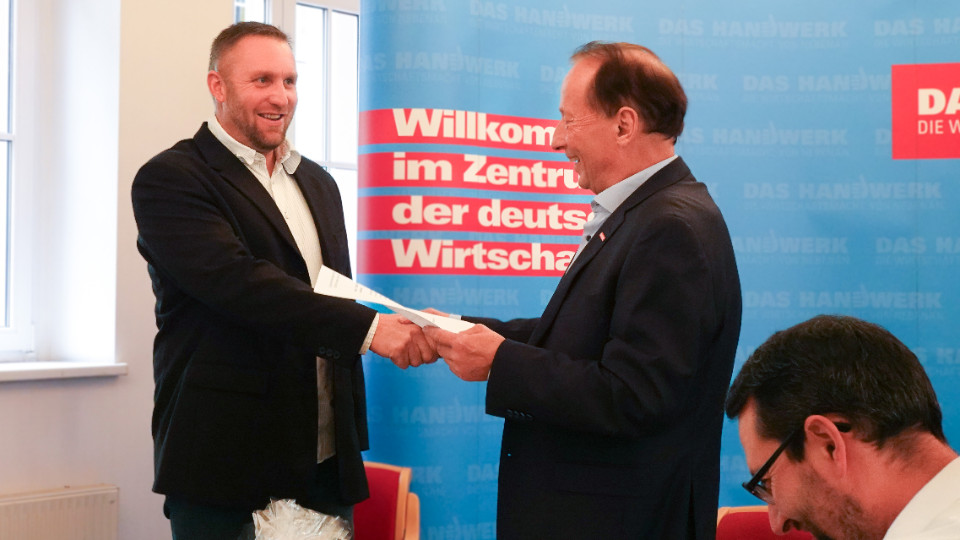 Sachverständiger im Dachdeckerhandwerk vereidigt