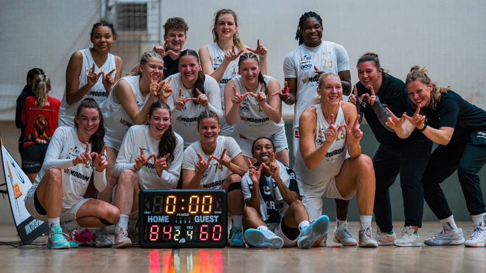 VIMODROM Baskets Jena feiern Heimsieg