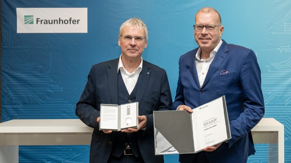 Fraunhofer-Münze für Prof. Tünnermann Fraunhofer-Münze für Prof. Tünnermann