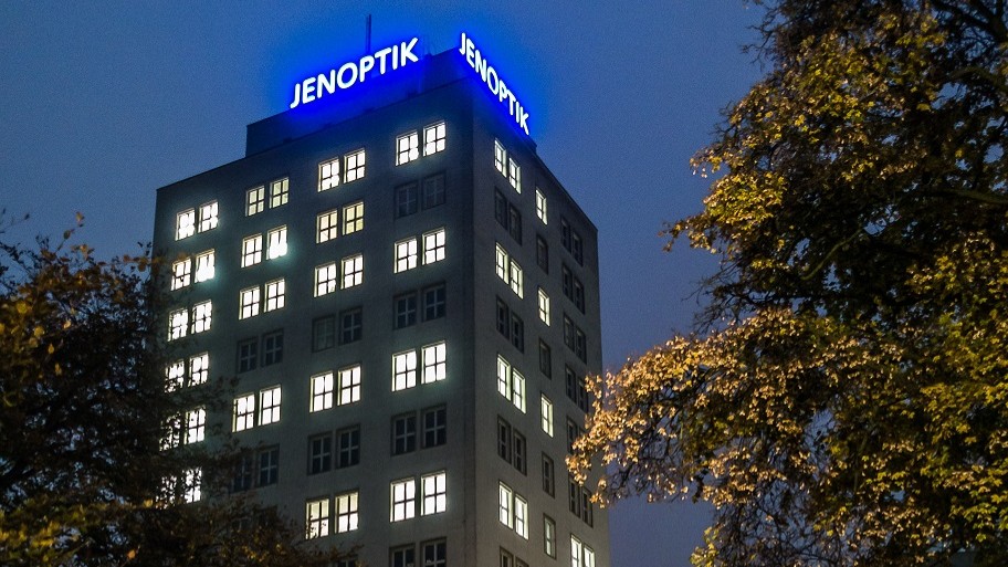 Weihnachtsmann am Jenoptik-Hochhaus Weihnachtsmann am Jenoptik-Hochhaus