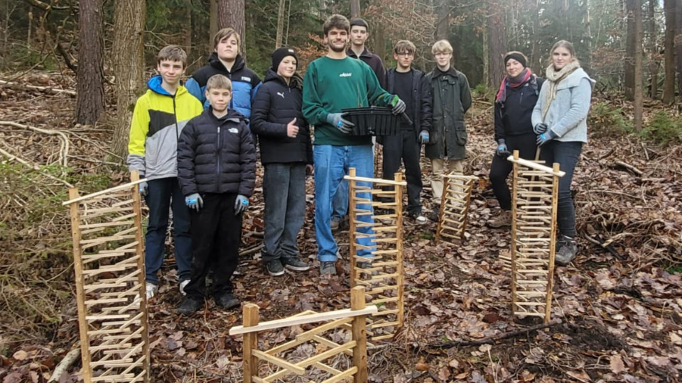 Jugendliche gestalten „Klimawandelwald“