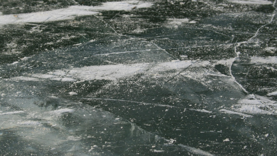 Eisflächen an Saaleufer nicht betreten 