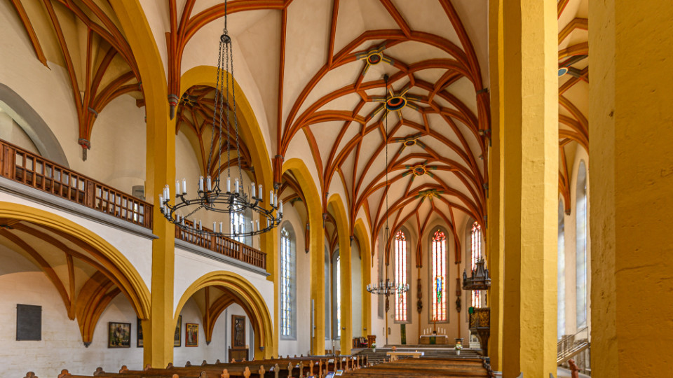 Kranarbeiten zur weiteren Untersuchung des Gewölbes der Stadtkirche