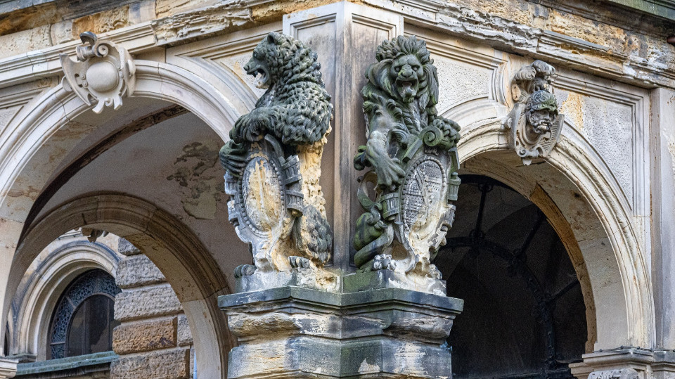 Wappentiere am Schloss Hummelshain