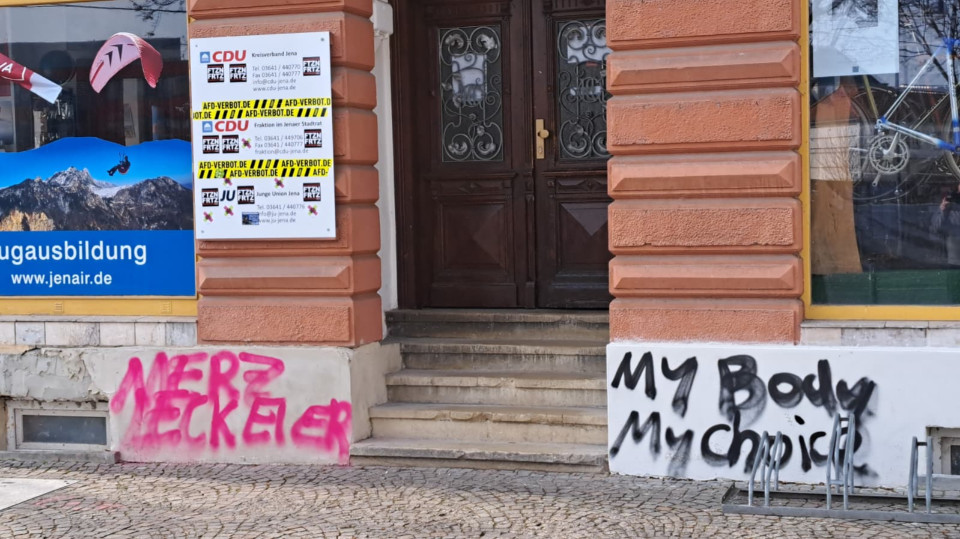 Mit Graffiti beschmiert