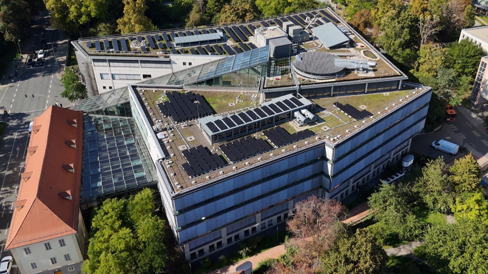 Photovoltaik-Anlage auf der ThULB in Betrieb