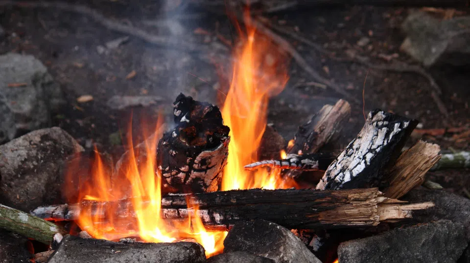 Waldschmaus: Kesselgulasch über offenem Feuer