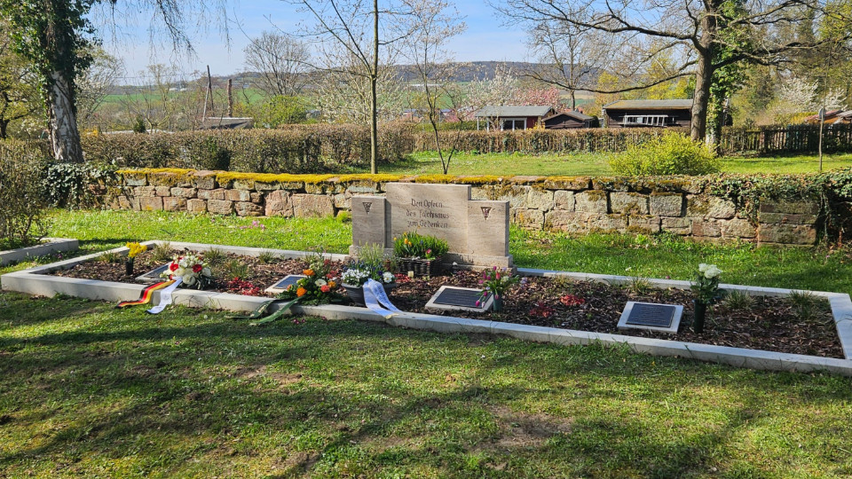 Wiedereinweihung des Kriegsgräber-Abteils auf Friedhof Bürgel