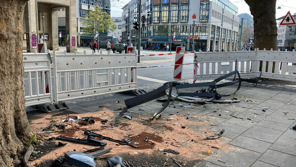 Taxi prallt gegen Baum 