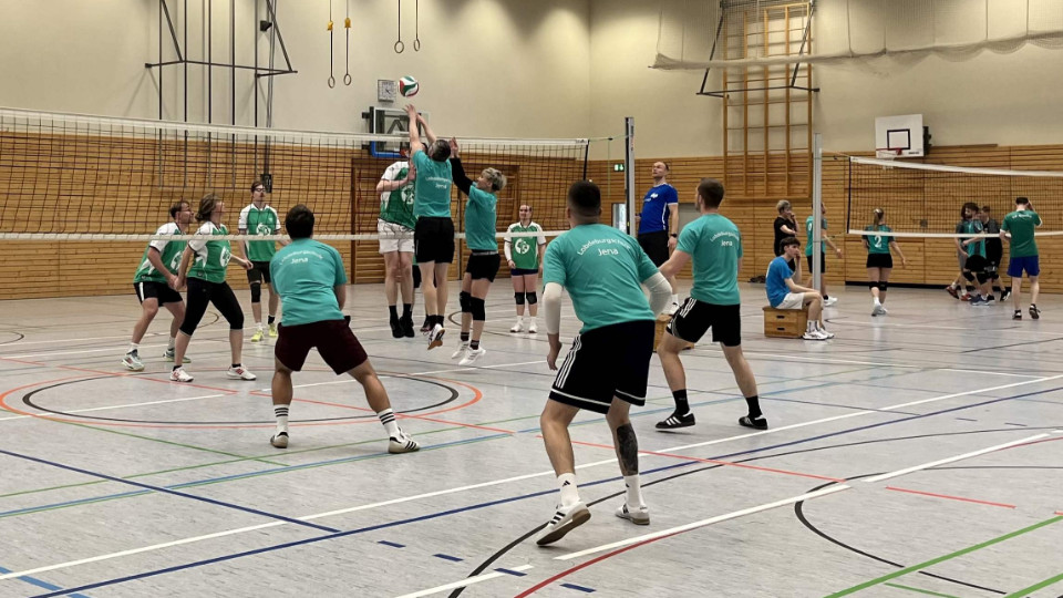 Lehrer-Volleyballturnier mit Teamgeist und Fairplay
