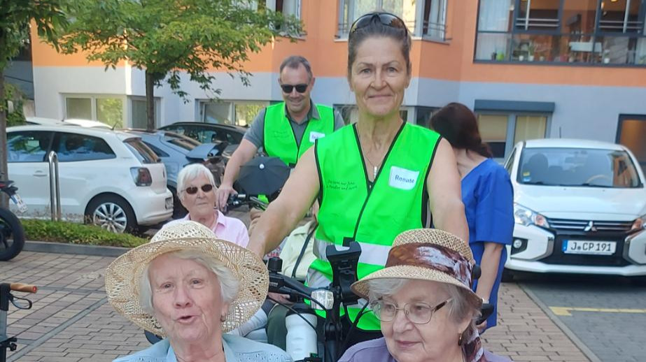 Critical Mass im April gemeinsam mit „Radeln ohne Alter“