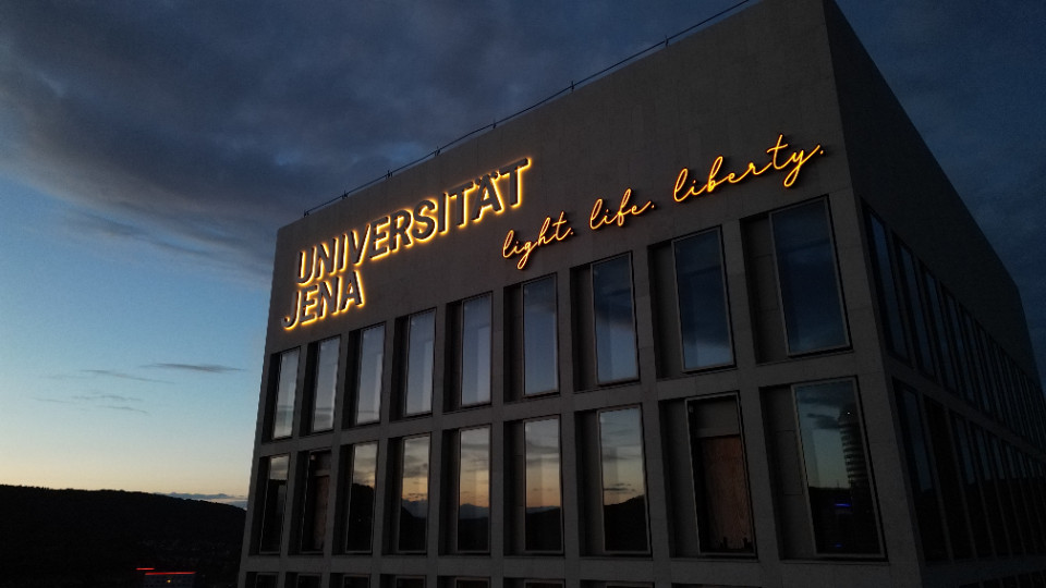Neuer Schriftzug am Campus Inselplatz