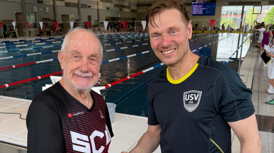 Premiere Schwimmparadies: 90-Jähriger schwimmt Weltrekord