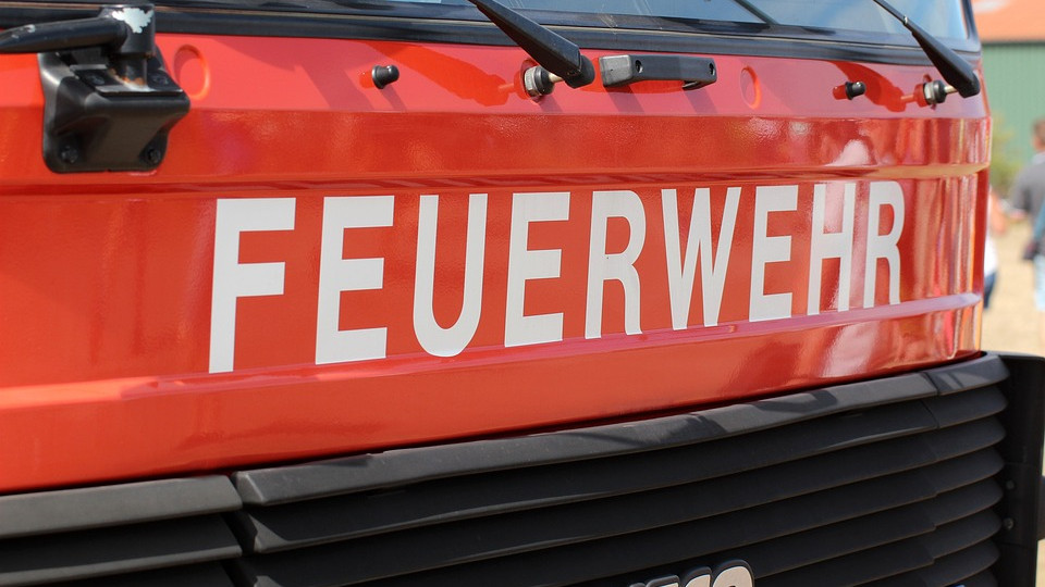 Maschinenbrand auf Firmengelände – sechs Verletzte
