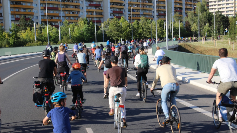 Critical Mass Jena radelt über die Stadtrodaer Straße